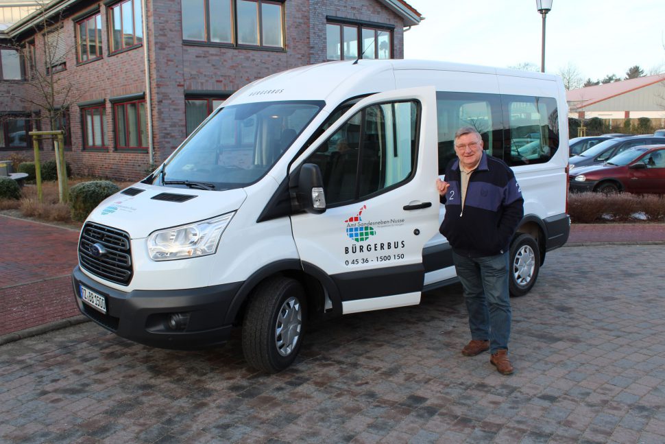 So könnte der erste Bürgerbus in Hamburg aussehen. Im Bild zu sehen: Dieter Stahmer, der erste Fahrer vom Bürgerbus im Amt Sandesneben-Nusse. Foto: Holger Jansen