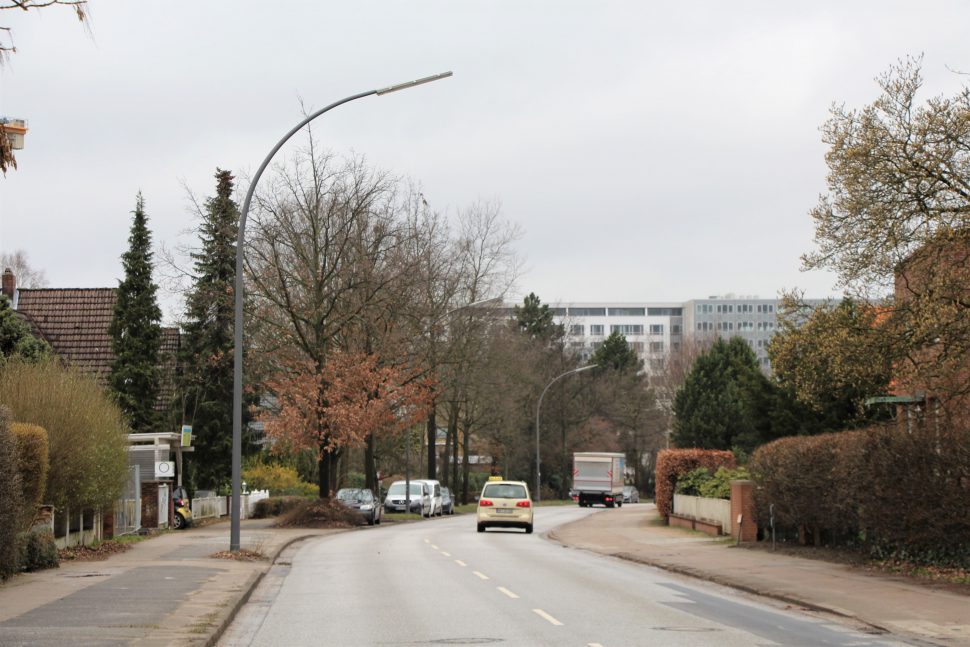 Im Kreuzungsbereich zwischen Julius-Vosseler-Straße und Oddernskamp ist ein PKW mit einem Laternenmast zusammengestoßen. Foto: Alicia Wischhusen