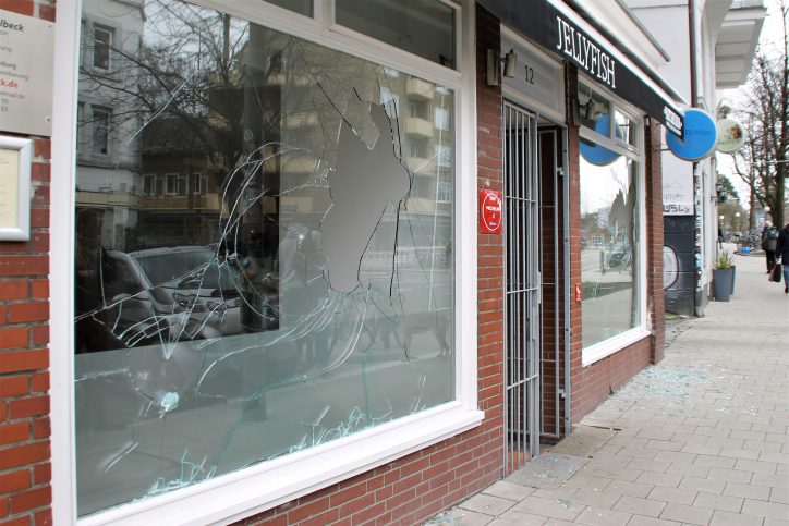 Unbekannte haben die Scheiben des Sterne Restaurants "Jellyfish" eingeschlagen. Foto: Anna Korf