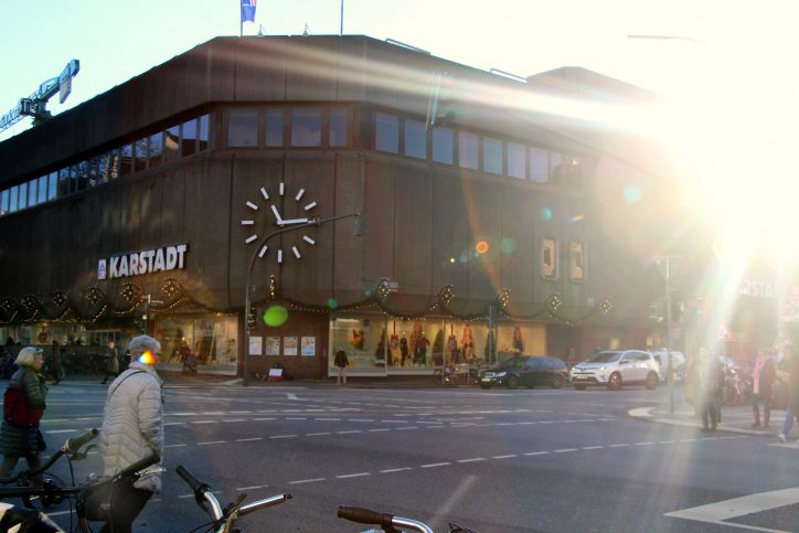 Öffnungszeiten in der Osterstraße Karstadt. Foto: Alicia Wischhusen