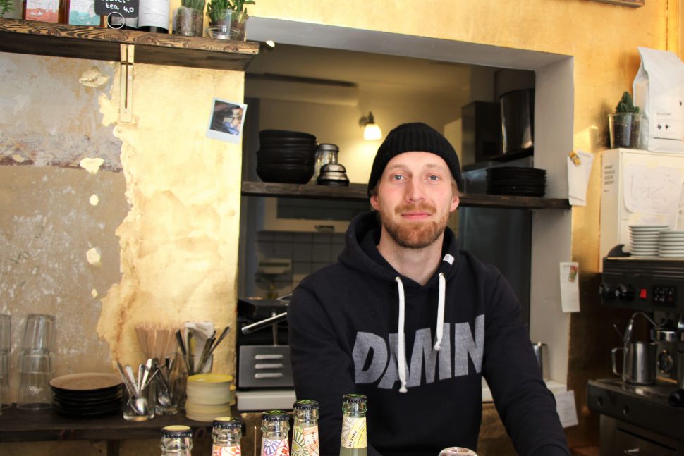 Inhaber Nemo Weber in seinem ersten eigenen Café "Every Day Sunday". Foto: Anna Korf