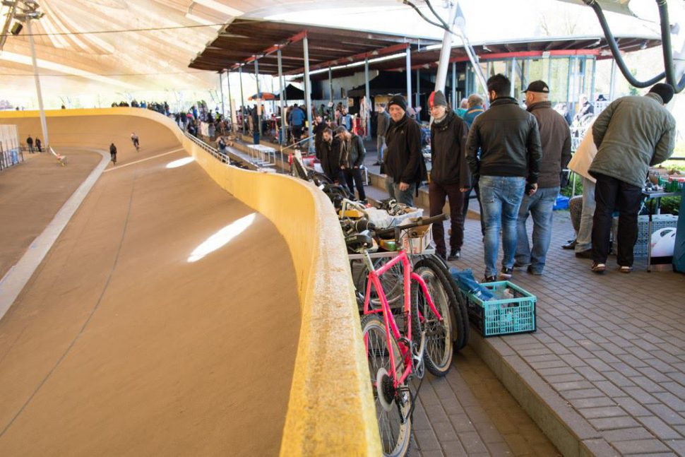 Tag des offenen Ovals mit dem Fahrrad auf die Rennbahn