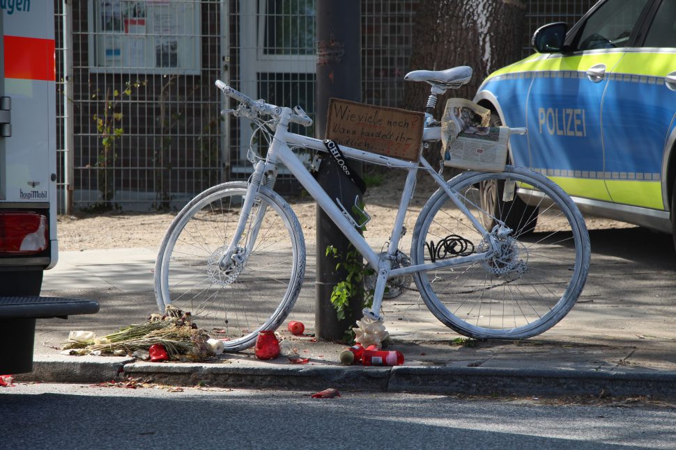 Zum Gedenken an den getöteten Fahrradfahrer im März wurde eine Mahnwache an der Kreuzung aufgestellt. Foto: Catharina Rudschies