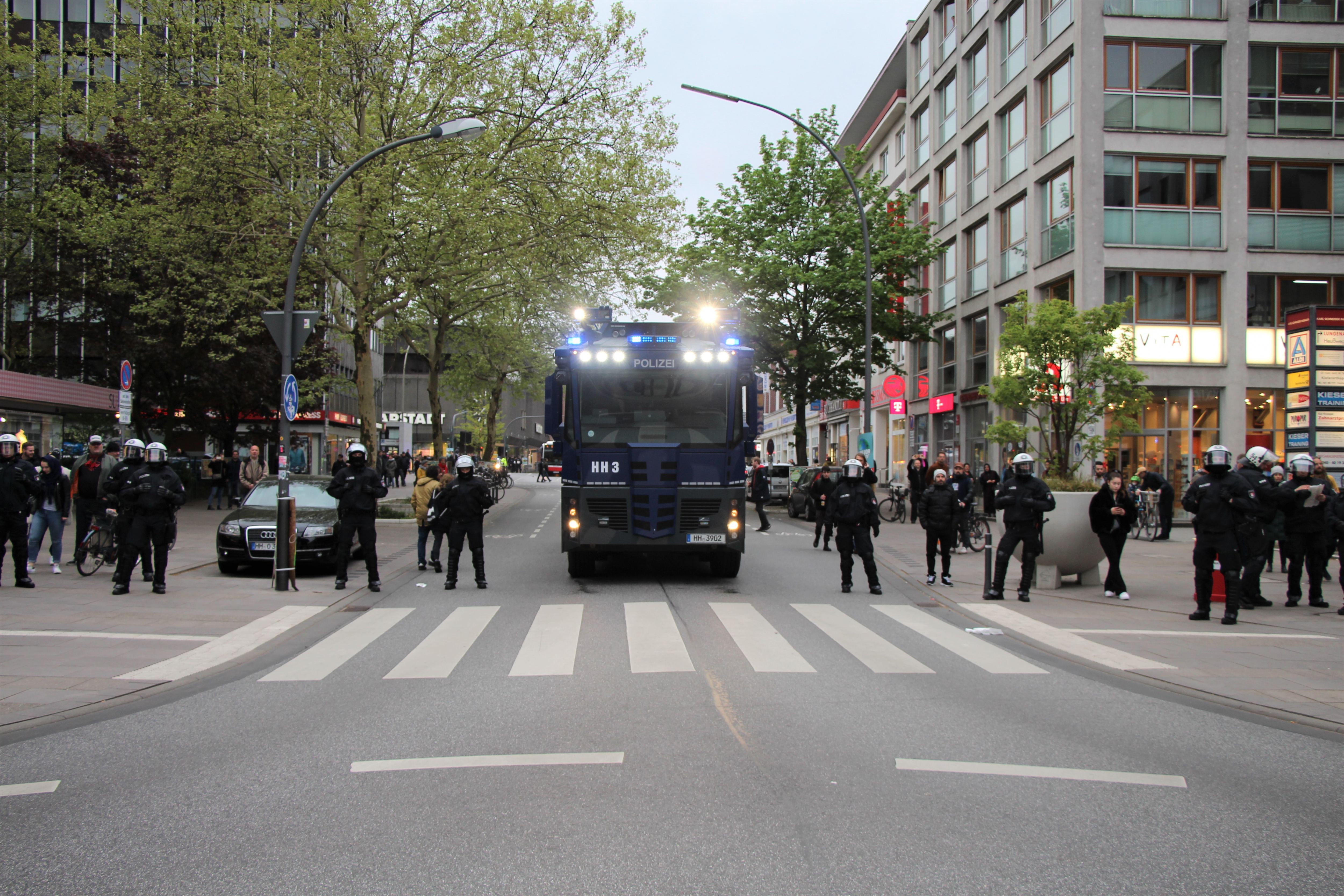 Auch einige Wasserwerfer standen zum Einsatz bereit. Foto: Catharina Rudschies