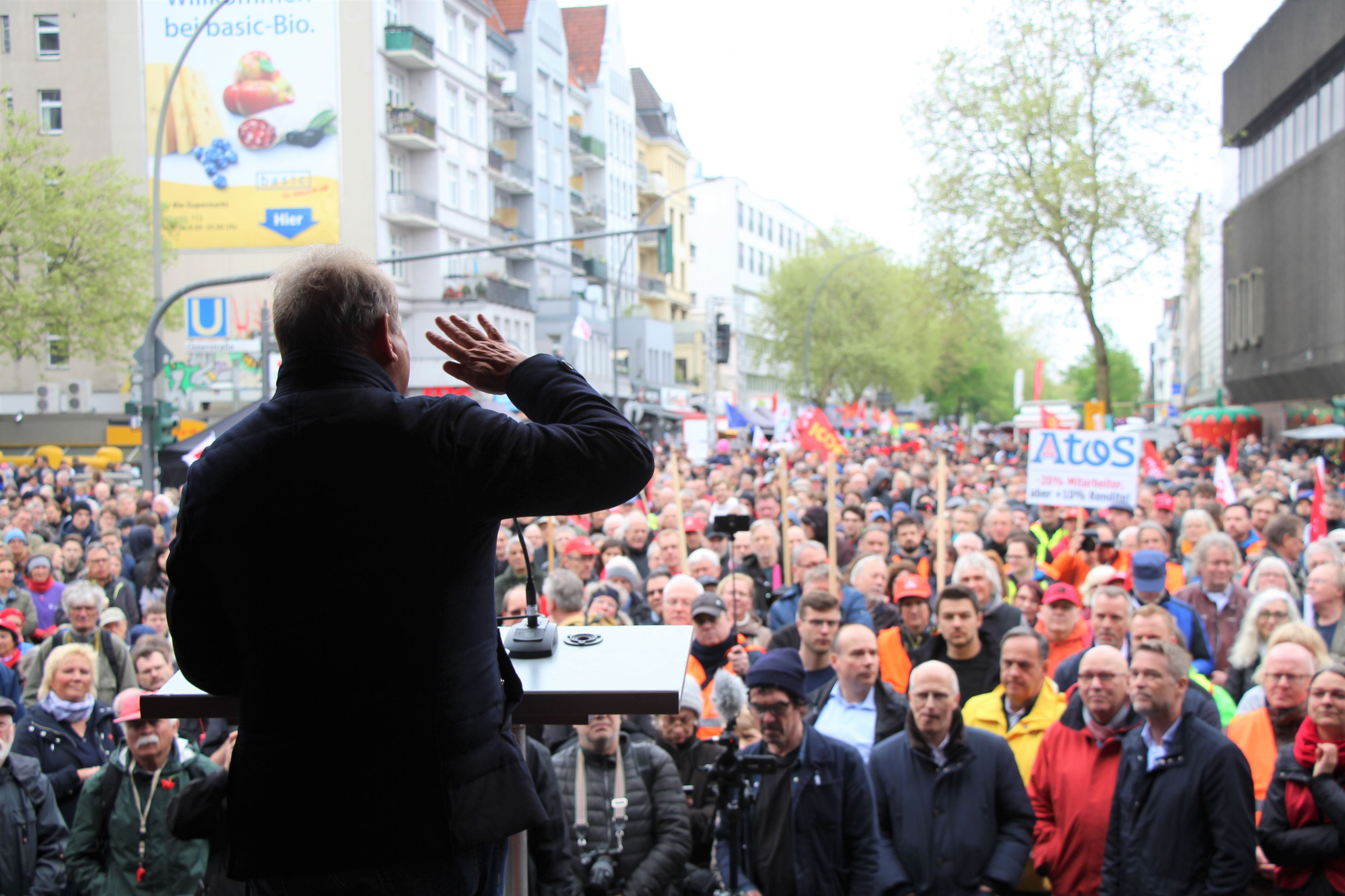 Gegen 12:30 Uhr startete die Abschlussundgebung des DGB am Fanny-Mendelssohn-Platz. Hier spricht Frank Bsirske. Foto: Catharina Rudschies