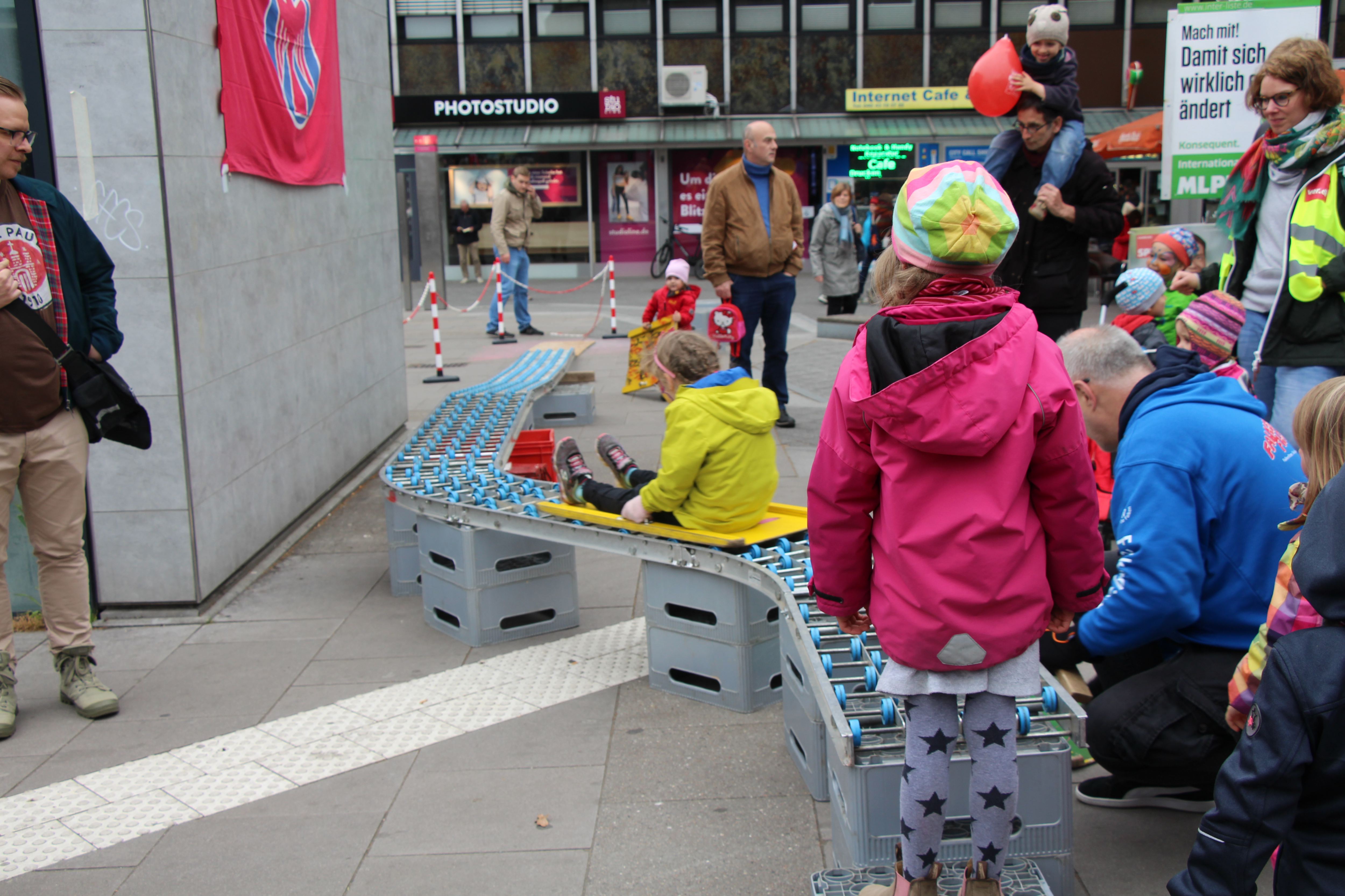 Auch ein Kinderprogramm gab es bei der Kundgebung am Fanny-Mendelssohn-Platz. Foto: Catharina Rudschies