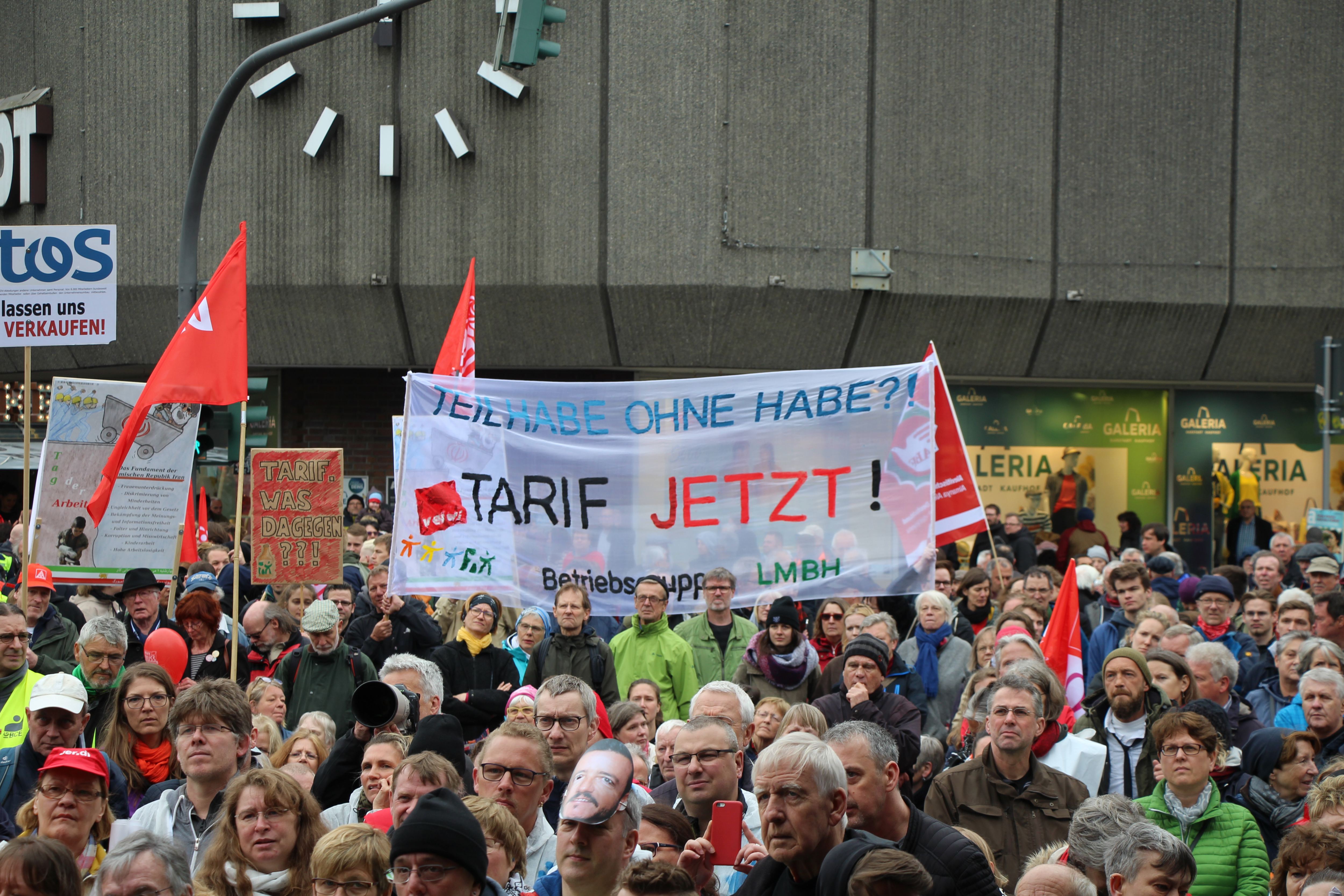 Demonstranten fordern Tarifbindung. Foto: Katja Krager sprach sich für Tarifbindung aus. Foto: Catharina Rudschies