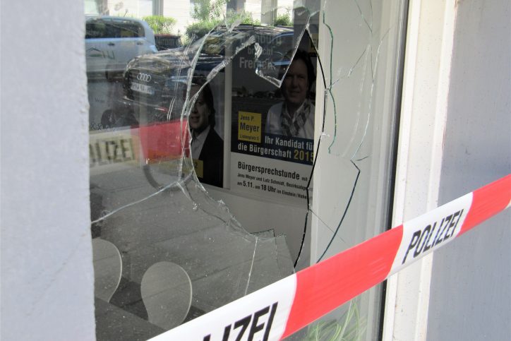 Ein eingeschlagenes Fenster des FDP-Abgeordnetenbüros. Foto: Catharina Rudschies