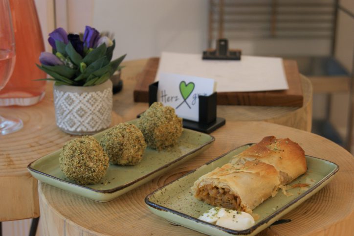 Einige "Schmankerl" wie süße Knödel oder Apfelstrudel können bei einem Kaffee oder Tee auch direkt vor Ort verzehrt werden. Foto: Alicia Wischhusen