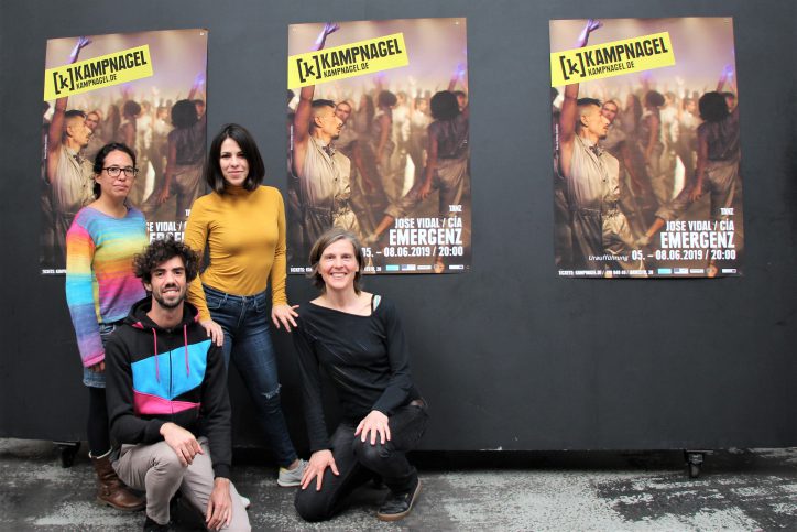 Mariana Chavez Cervantes, Heidi Knaut, Xavier Eidglas und Judith Newerla sind vier von rund 100 Tänzern der Massenperformance "Emergenz". Foto: Sahra Vittinghoff