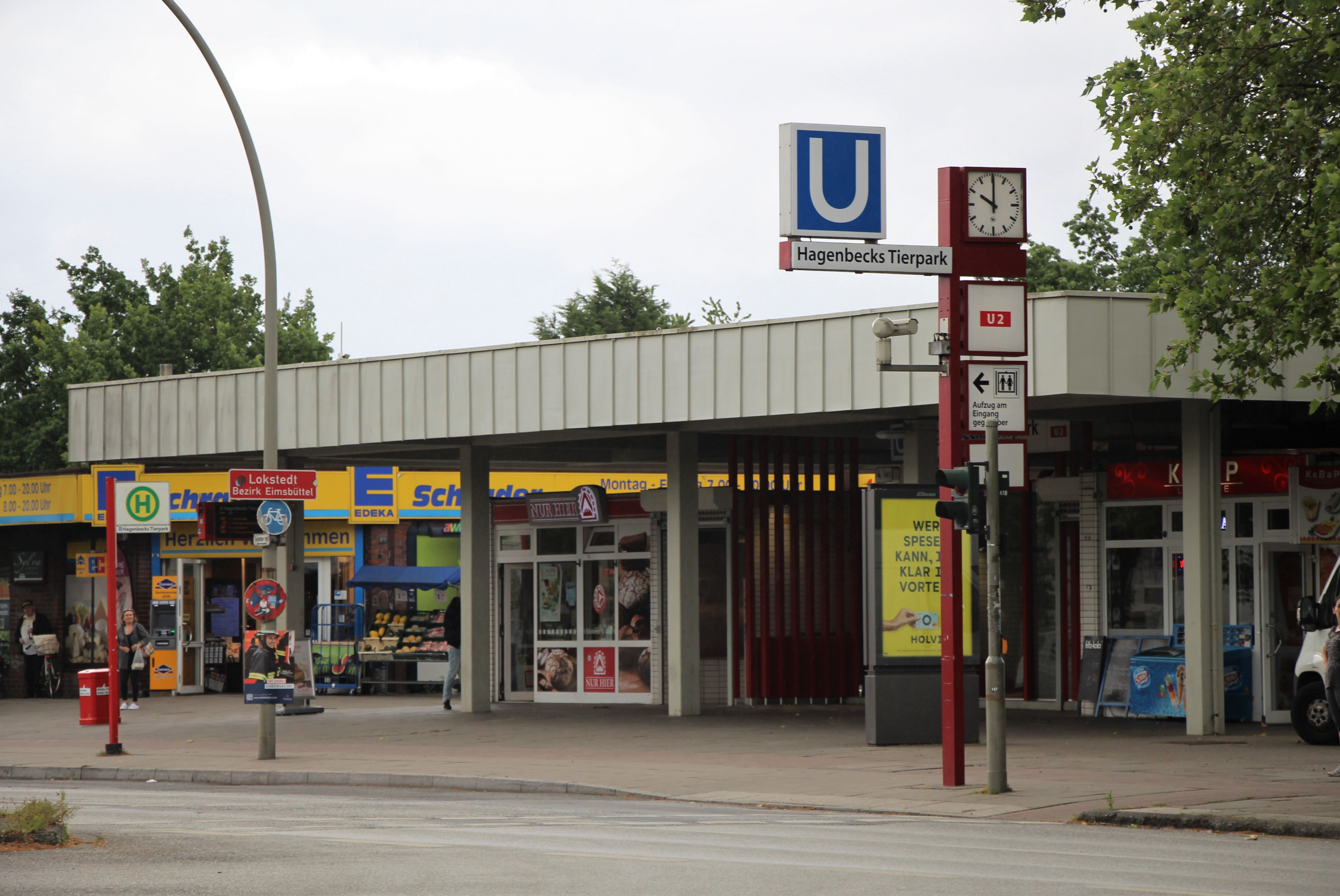 Sexualdelikt in Lokstedt: Drei Männer überfallen 24-Jährige auf dem Vorplatz der U-Bahn-Station Hagenbeckstraße. Foto: Vanessa Leitschuh