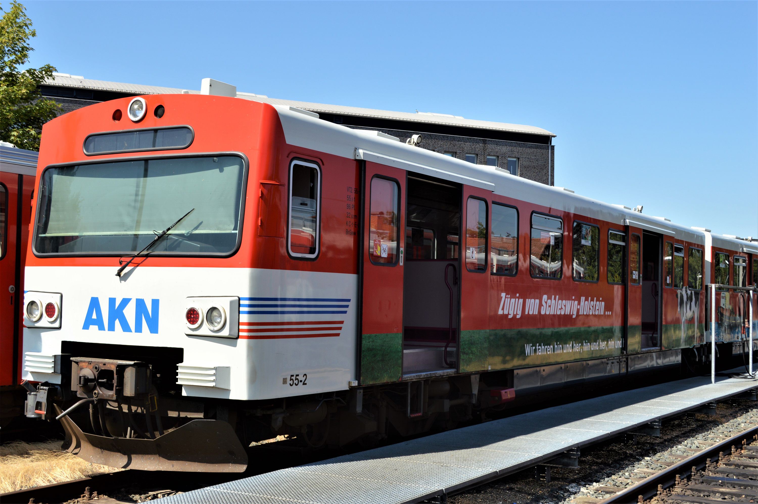 Am Freitagabend wurde ein Jugendlicher von einem Zug der AKN überrollt. Symbolbild: AKN Eisenbahn GmbH