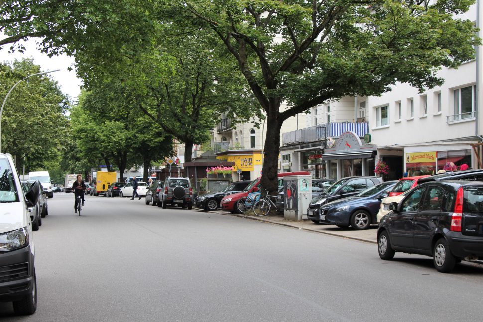 Der Eppendorfer Weg zwischen Kottwitz- und Gneisenaustraße musste am Dienstagabend gesperrt werden. Foto: Catharina Rudschies