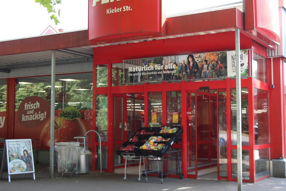 Tür beschädigt: In diesem Supermarkt in der Kieler Straße ist es vermutlich zu einem Einbruch gekommen. Die Mitarbeiter durften sich zu dem Vorfall nicht äußern. Foto: Catharina Rudschies