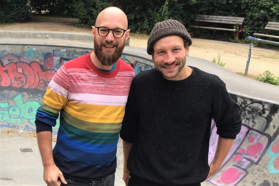 Künstler und Illustrator Davi Czinczoll (r.) mit Moritz Altner der SPD Eimsbüttel. Foto: SPD Eimsbüttel