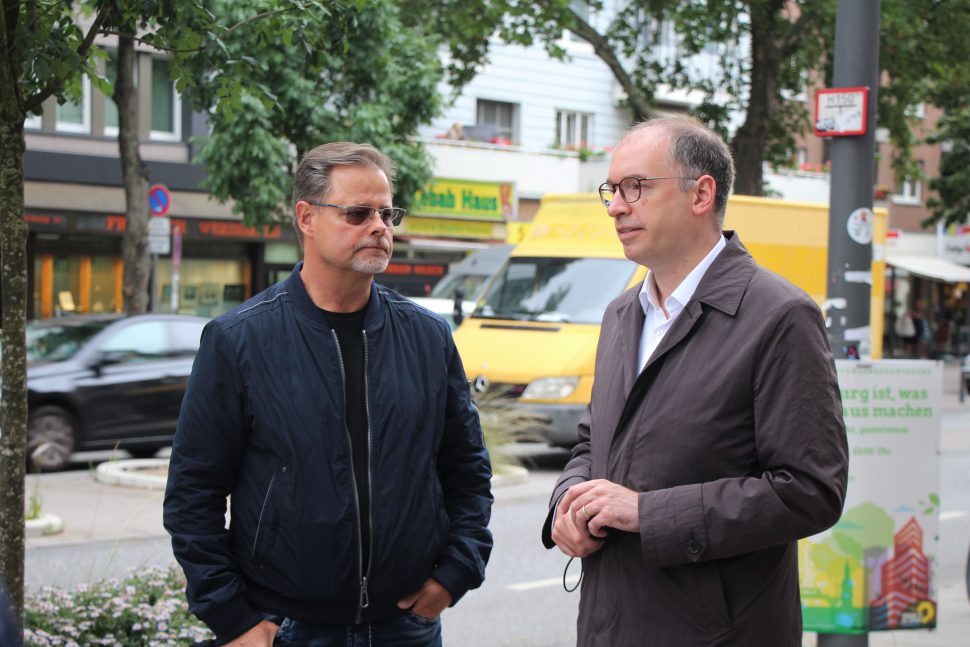 Bundestagsabgeordneter für den Wahlkreis Eimsbüttel Niels Annen (r.) im Gespräch mit einem Gewerbetreibenden. Foto: Catharina Rudschies