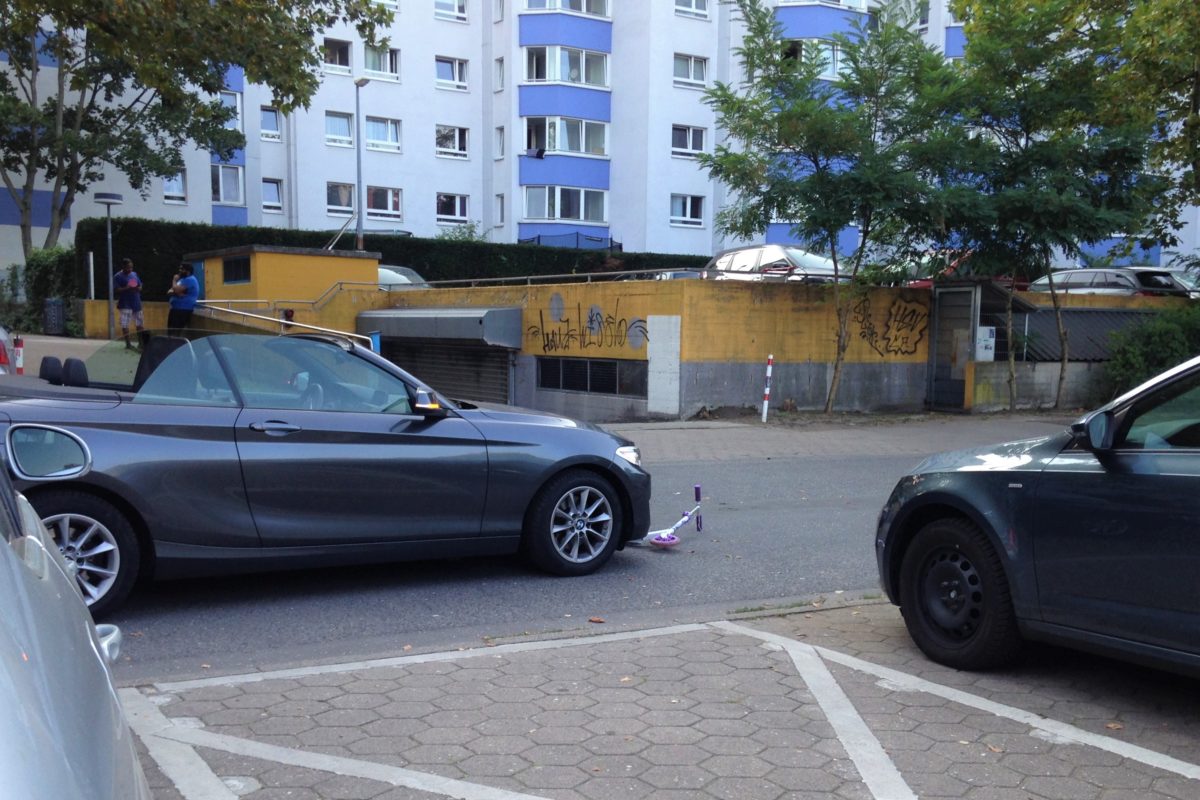 Der Roller des Kindes am Unfallort. Foto: Catharina Rudschies