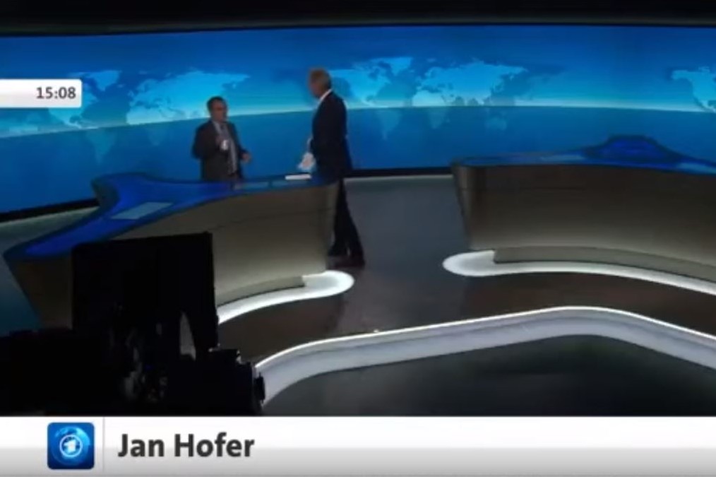 Mikrofon-Panne: Jan Hofer scherzt im Studio mit einem Kollegen. Quelle: Screenshot Youtube