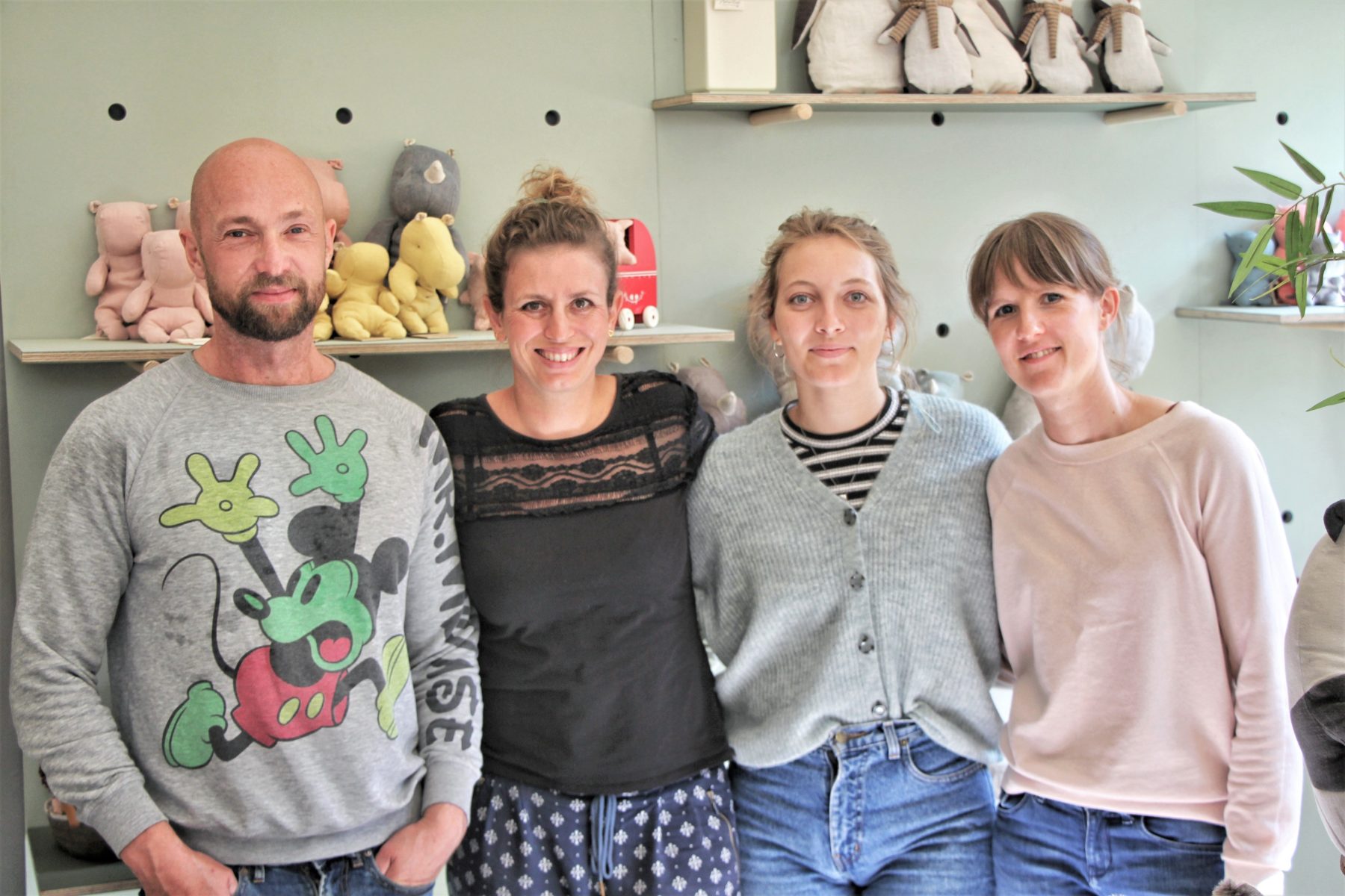 Die Betreiber des neuen Maileg Stores: Store Manager Peter Escobar und Sales Managerin Laura Stragapede-Grell mit Sara Mörk Abram, Janna Jeschke. Foto: Vanessa Leitschuh