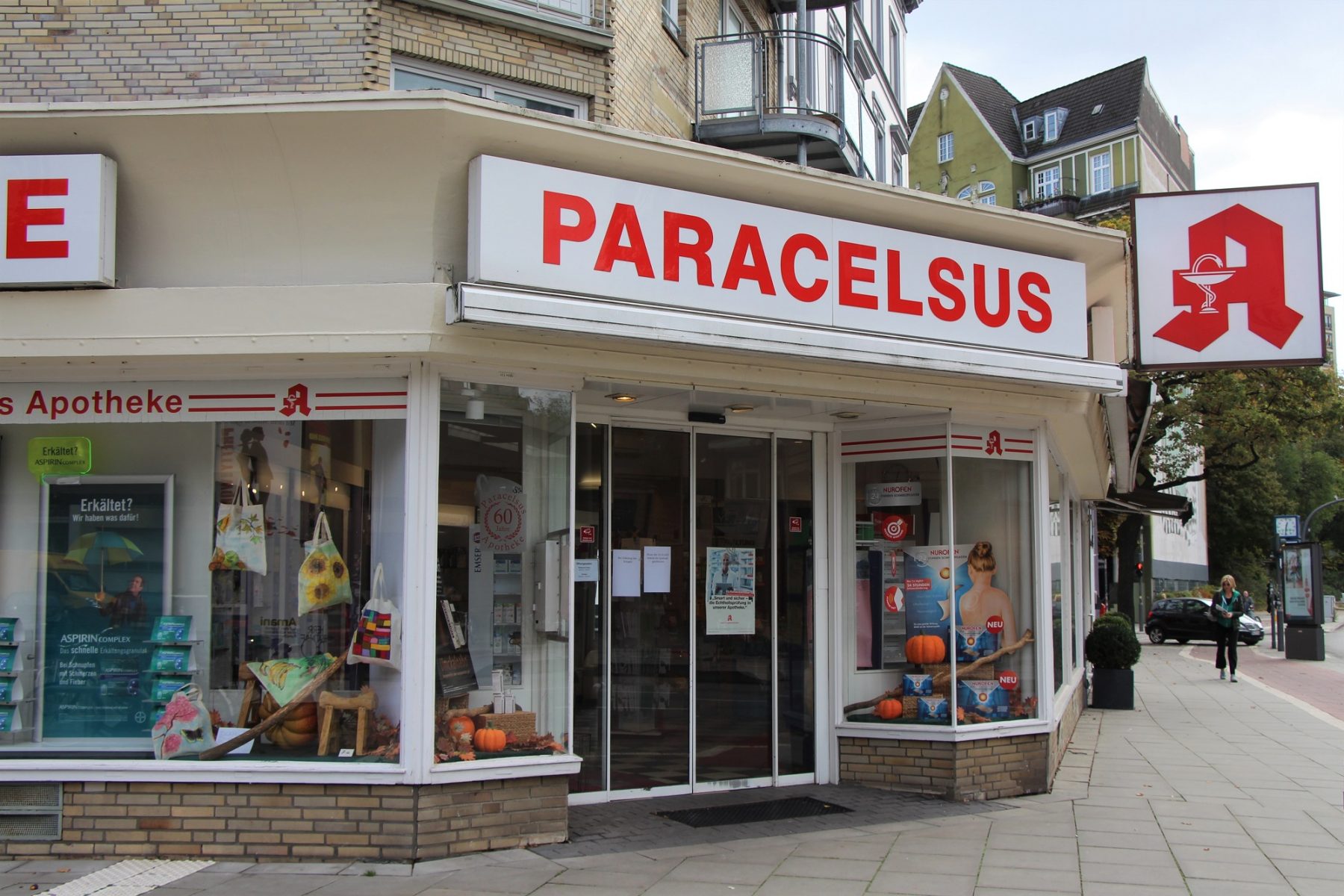 Überfall: Die Paracelsus-Apotheke an der Hoheluftbrücke. Foto: Catharina Rudschies
