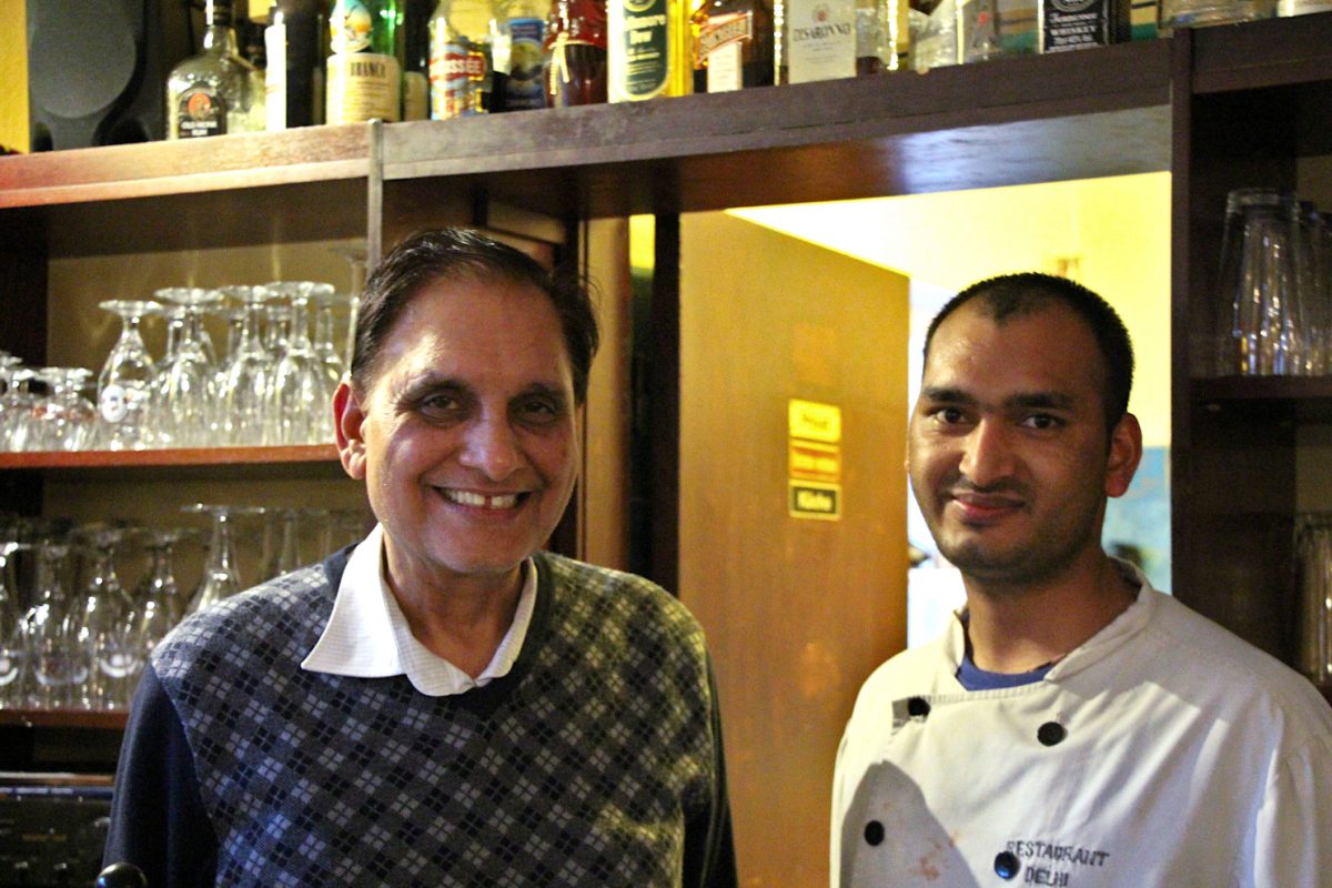 Inhaber Naresh Sharma und Koch Bovindra Singh im Restaurant Delhi in Eimsbüttel. Foto: Sophia Kleiner