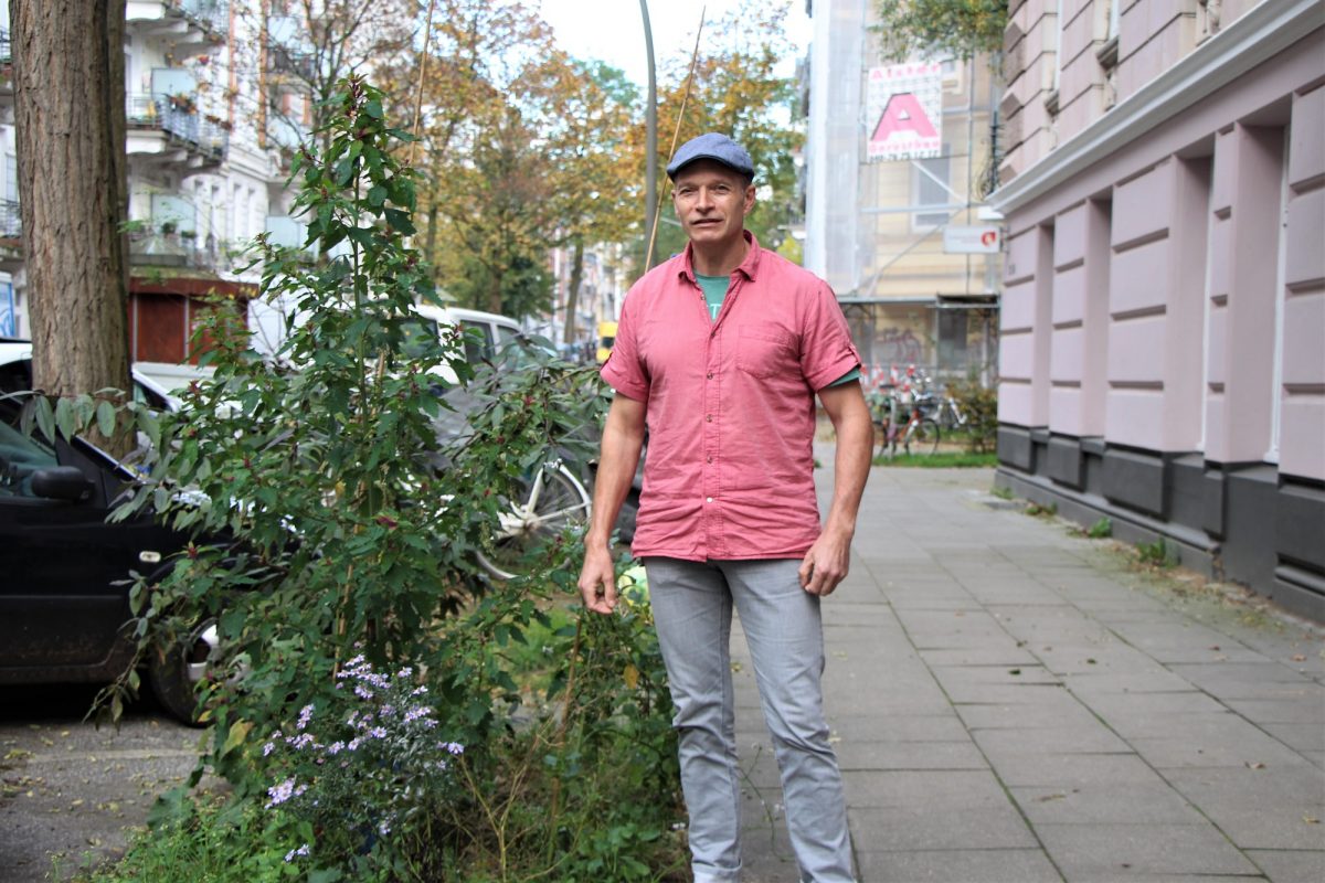 "Etwas für das Auge": Stefan Ideler vor dem eigens gepflanzten Stadtgrün. Foto: Catharina Rudschies