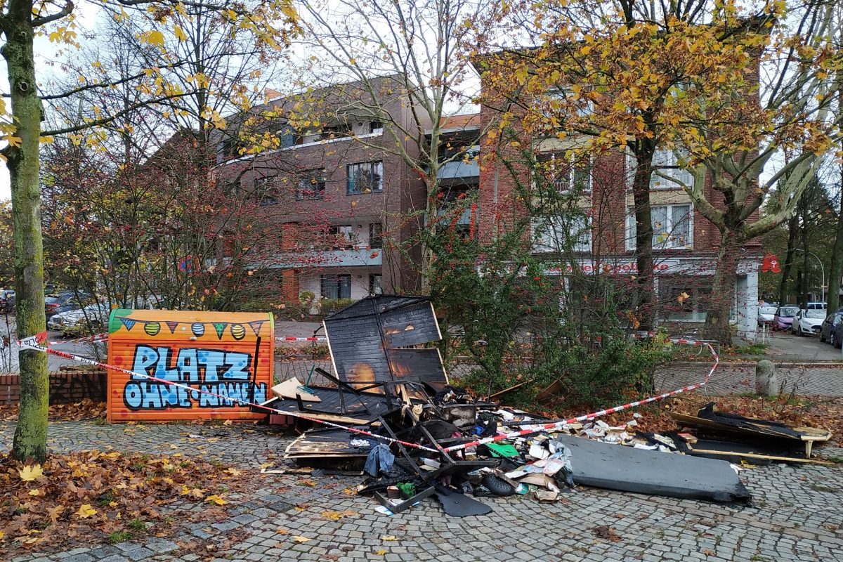 Die Überreste des Tauschhauses auf dem Platz ohne Namen. Foto: Martin Schmitz