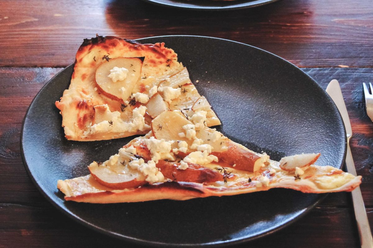 Flammkuchen mit Ziegenfrischkäse und Birne.