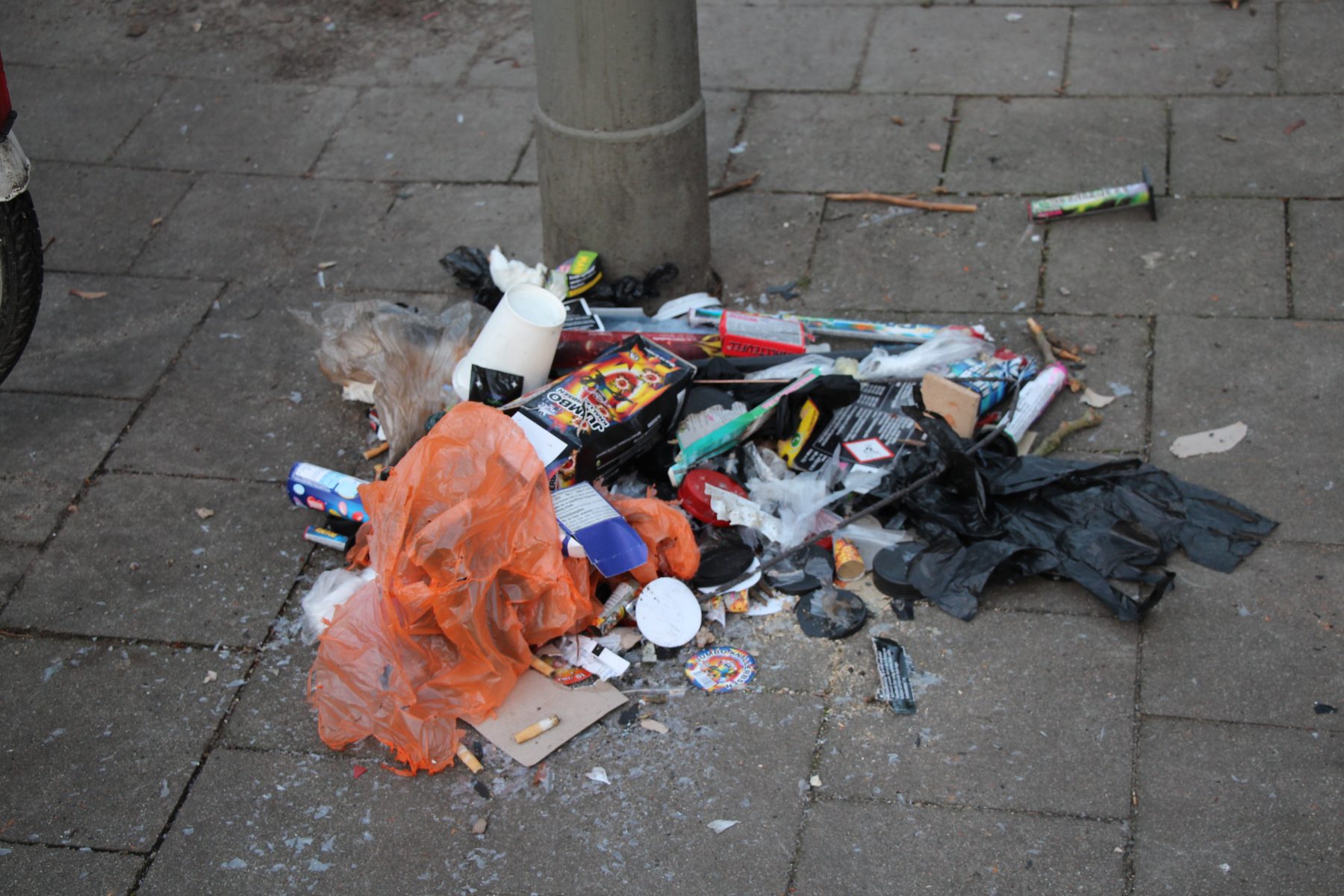 Müllberge am Straßenrand - nach Silvester keine Seltenheit.