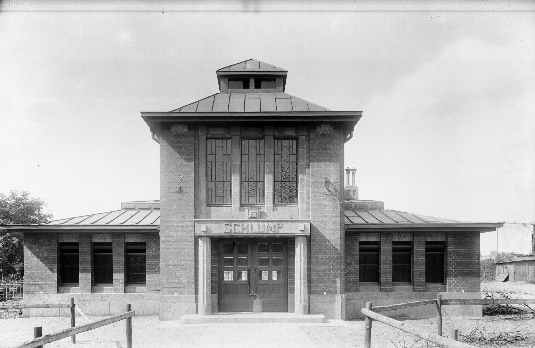 Die U-Bahnstation Schlump im Jahr 1912. 1943 zerstörte eine Bombe das Gebäude und der heutige Glas-Stahl-Bau entstand.