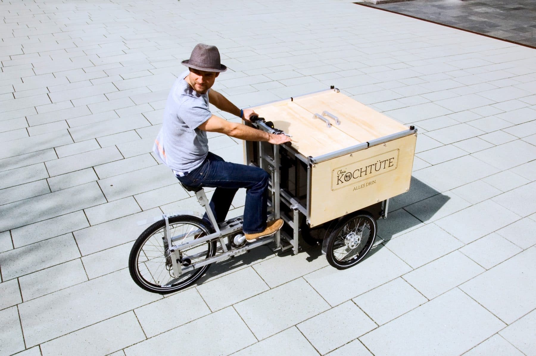 Chris Zettler auf seinem Lastenrad. 