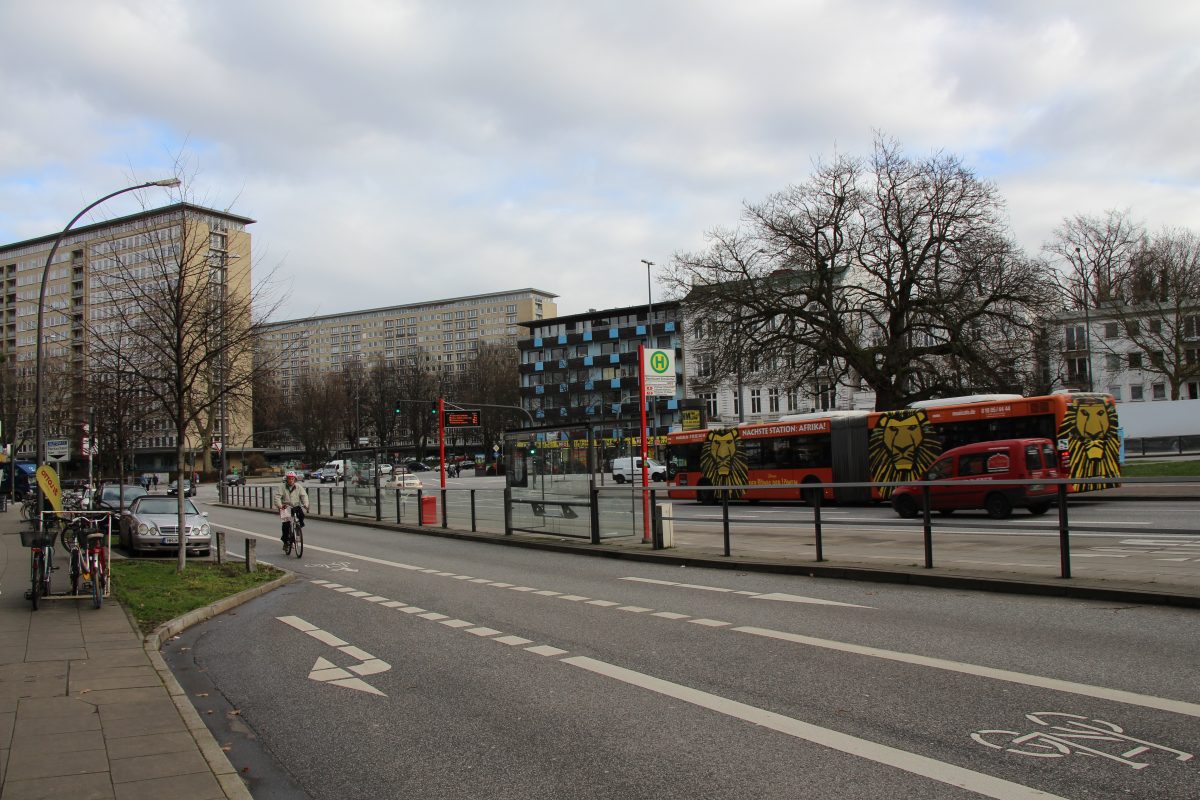 Die Fahrradstreifen an der Kreuzung Hallerstraße/Grindelallee/Beim Schlump sollen um einen Sicherheitsstreifen ergänzt werden. Foto: Fabian Sigurd Severin