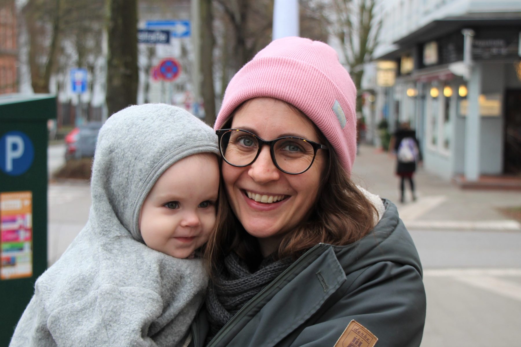 Lisa und ihre Tochter Alva haben immer Glück mit einem Parkplatz im Grindelviertel. Foto: Fabian Sigurd Severin.