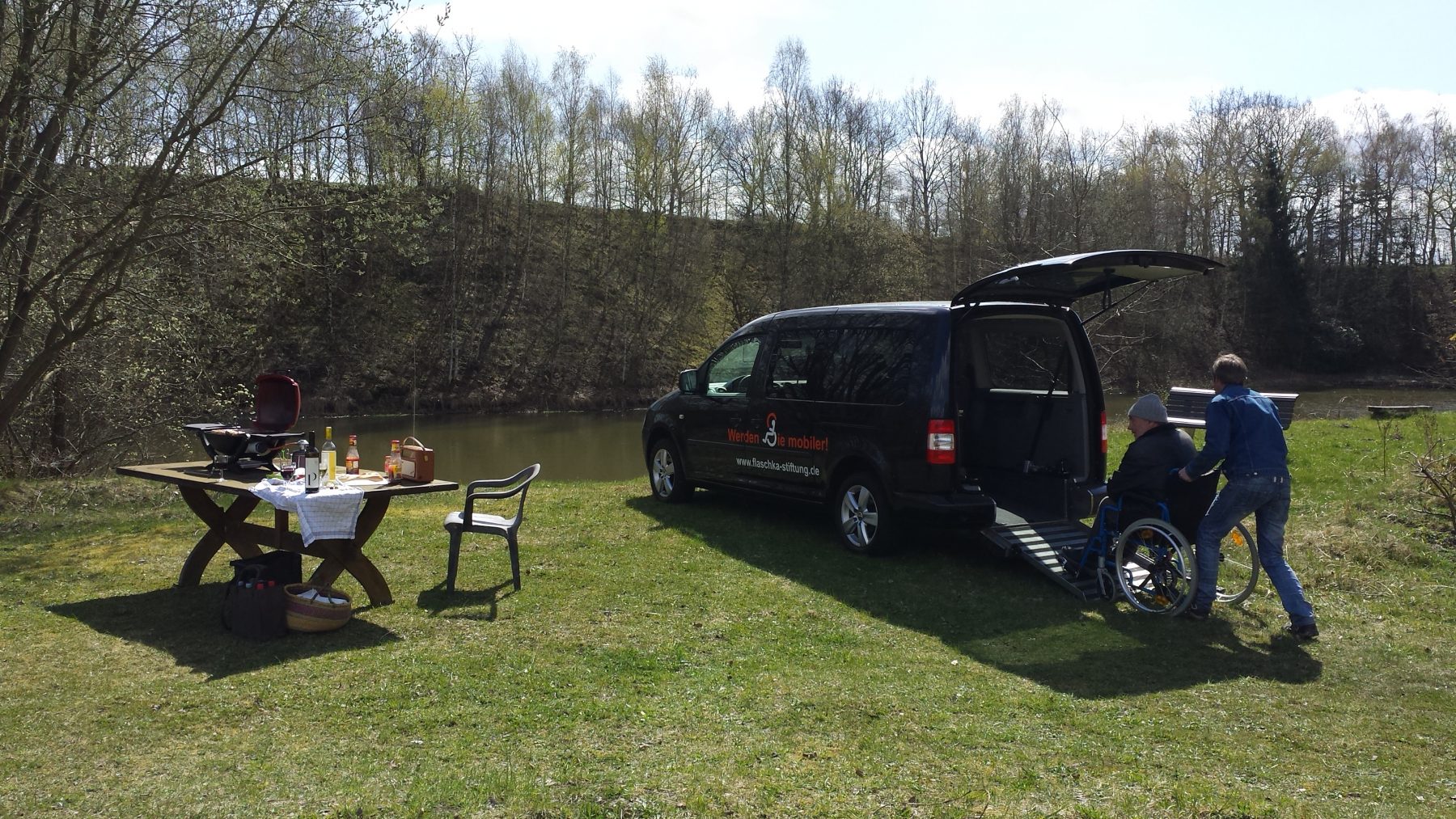 Mit dem "Rolli-mobil" ins Grüne. Foto: Christian Schlobohm