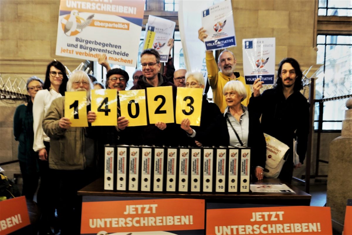 Die Initiative "Mehr Demokratie e.V." freut sich über 14.000 Unterschriften.