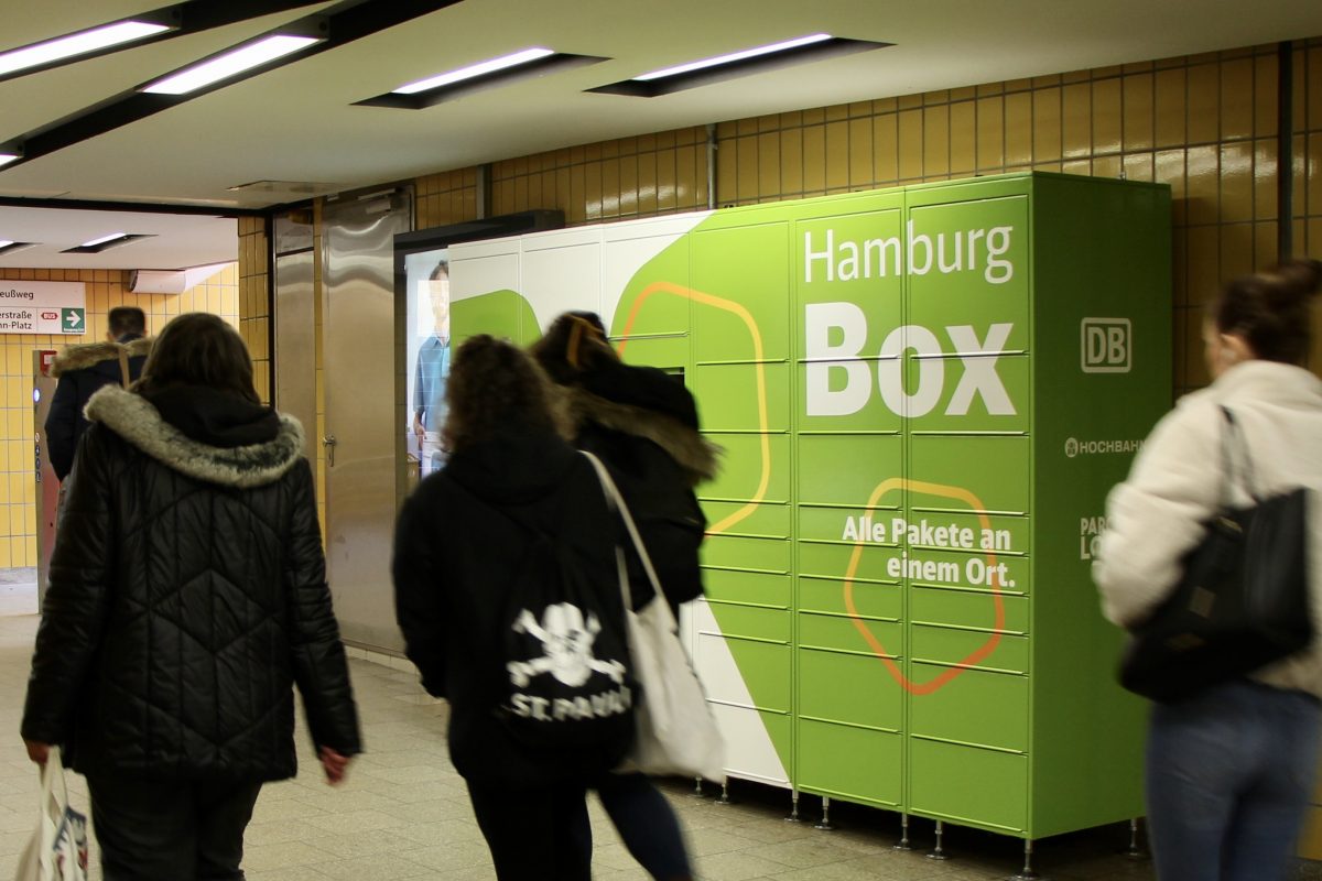 Hamburg Box an der U-Bahnhaltestelle Osterstraße mit vorbeilaufenden Menschen