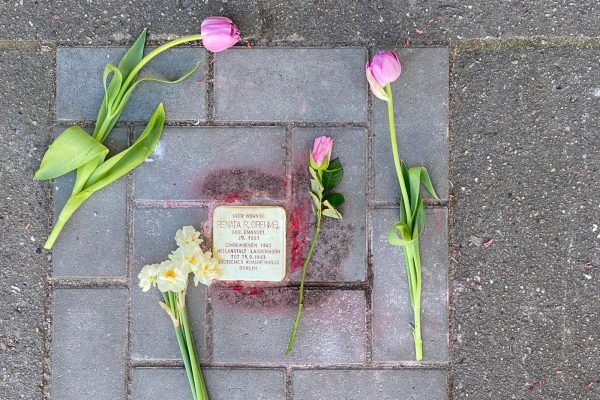 Die Anwohner erinnern mit Blumen an Renata Reha Drehmel. Foto: Holger Artus