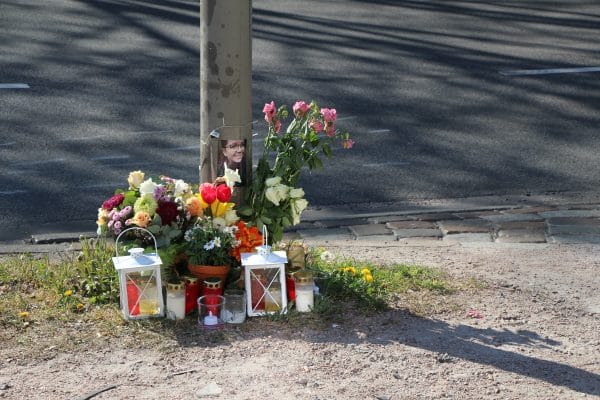 Diese Stelle am Unfallort erinnert an das 26-Jährige Opfer.