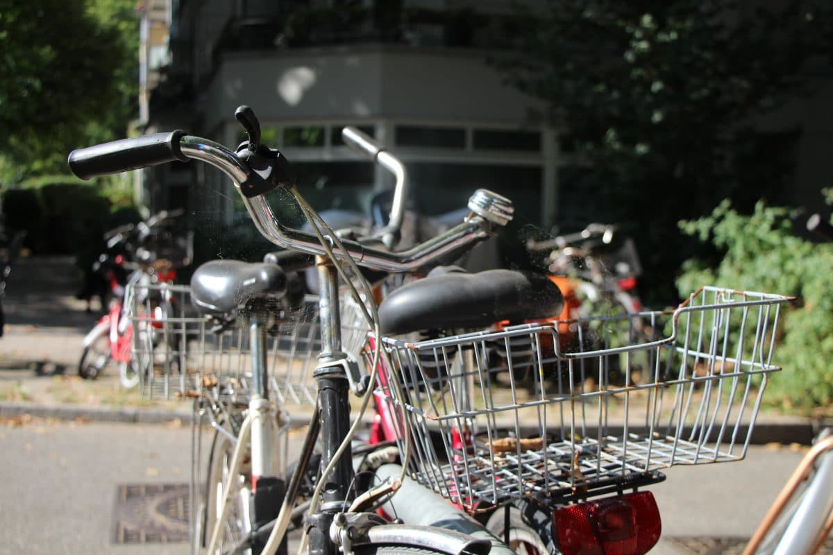 Die gestohlene Handtasche lag hinten im Fahrradkorb. Foto: Alicia Wischhusen