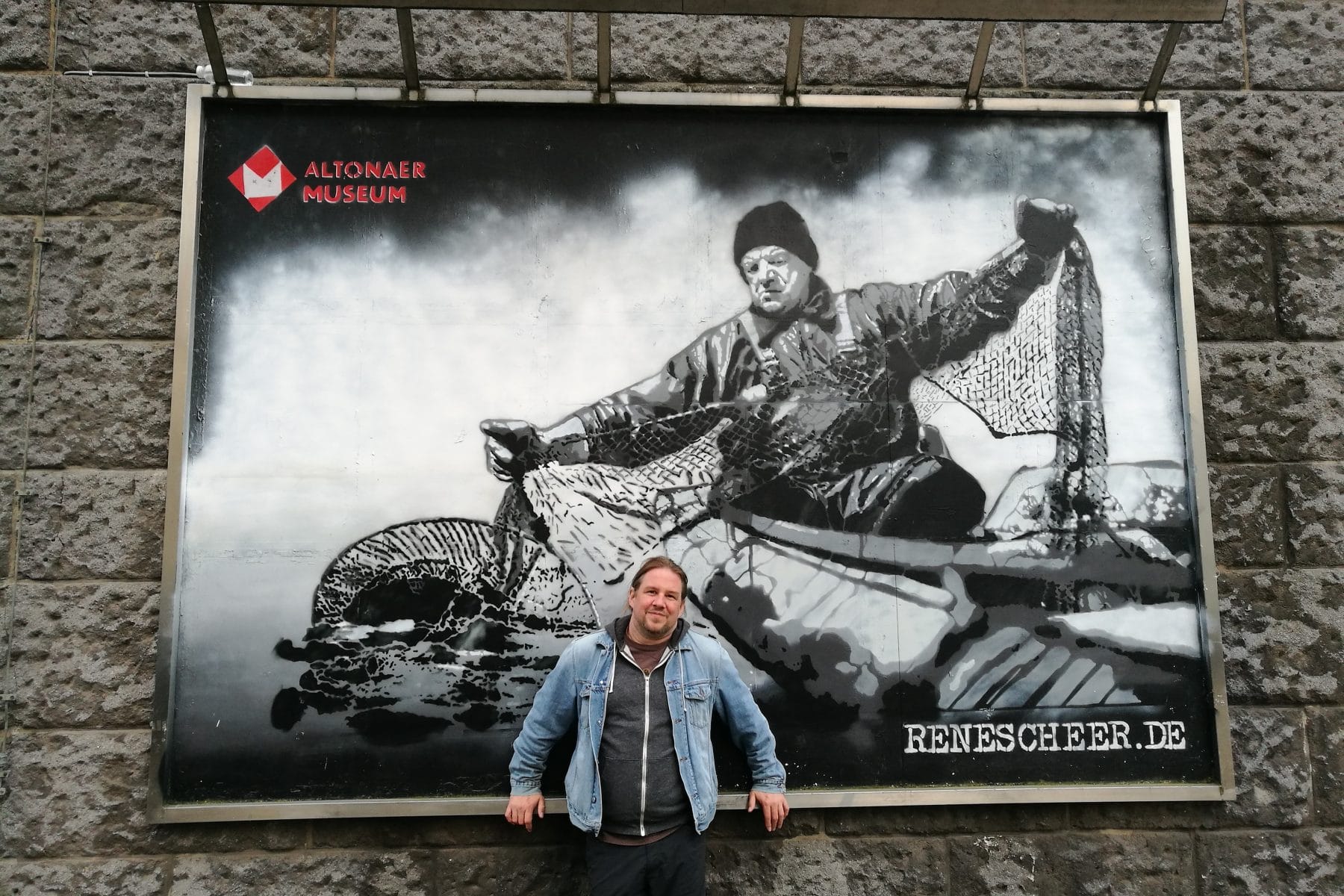 Der Künstler René Scheer vor einem seiner Werke. Foto: Silke Grau