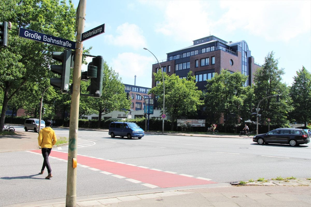 Der Transporter kollidierte an der Kreuzung Große Bahnstraße/Holstenkamp mit dem Radfahrer. Foto: Gesche Pelters