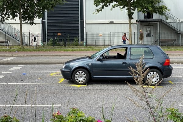 Der Unfallwagen steht mit eingedrückter Scheibe auf der Straße.