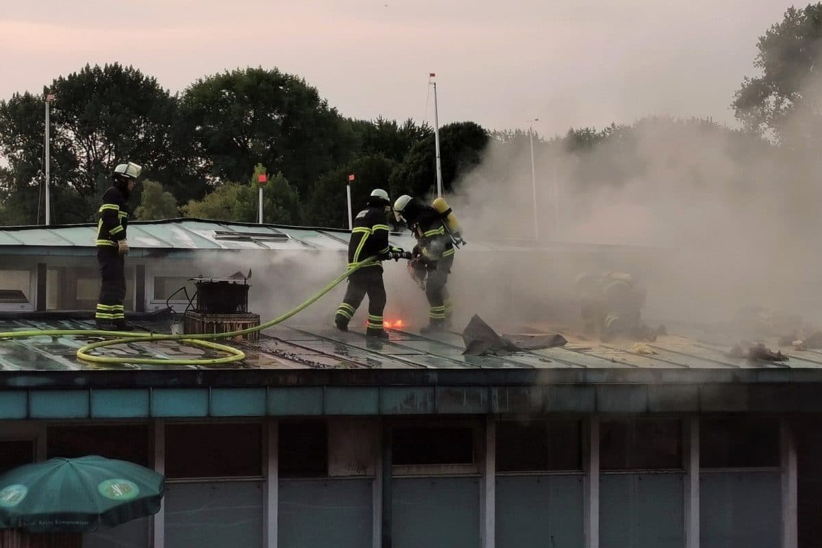 Die Einsatzkräfte löschen den Brand im Restaurant "Portonovo". Foto: HamburgNews Christoph Seemann
