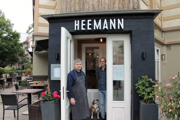Florian Oehler und Lars Heemann vor dem Restaurant. Immer mit dabei: Hündin Helga. Foto: Marianne Bruhns