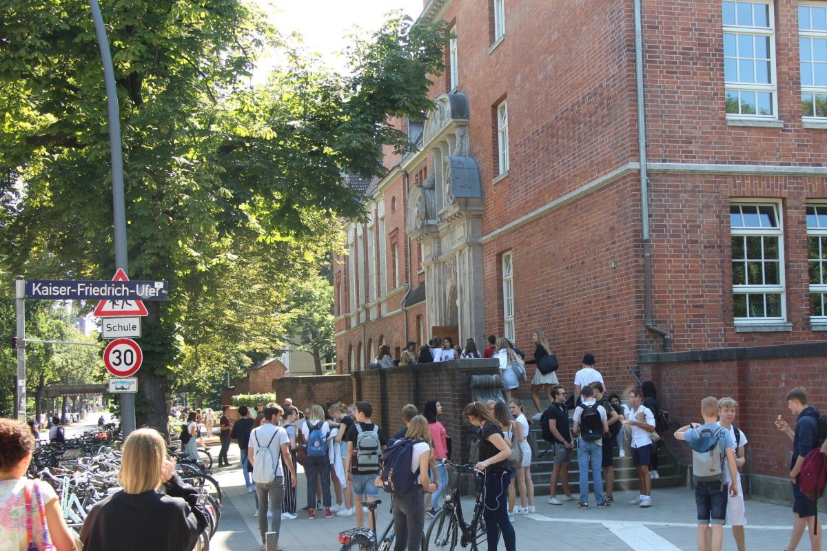 Schülermengen vor dem Oberstufenhaus des EM. Foto: Johanna Grabert