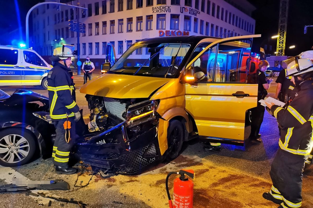 Die Fahrzeuge kollidierten an der Kreuzung Hoheluftchaussee/ Ecke Gärtnerstraße. Foto: HamburgNews Christoph Seemann