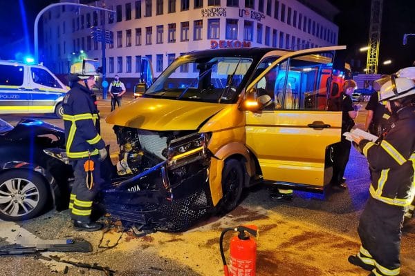 Die Fahrzeuge kollidierten an der Kreuzung Hoheluftchaussee/ Ecke Gärtnerstraße. Foto: HamburgNews Christoph Seemann
