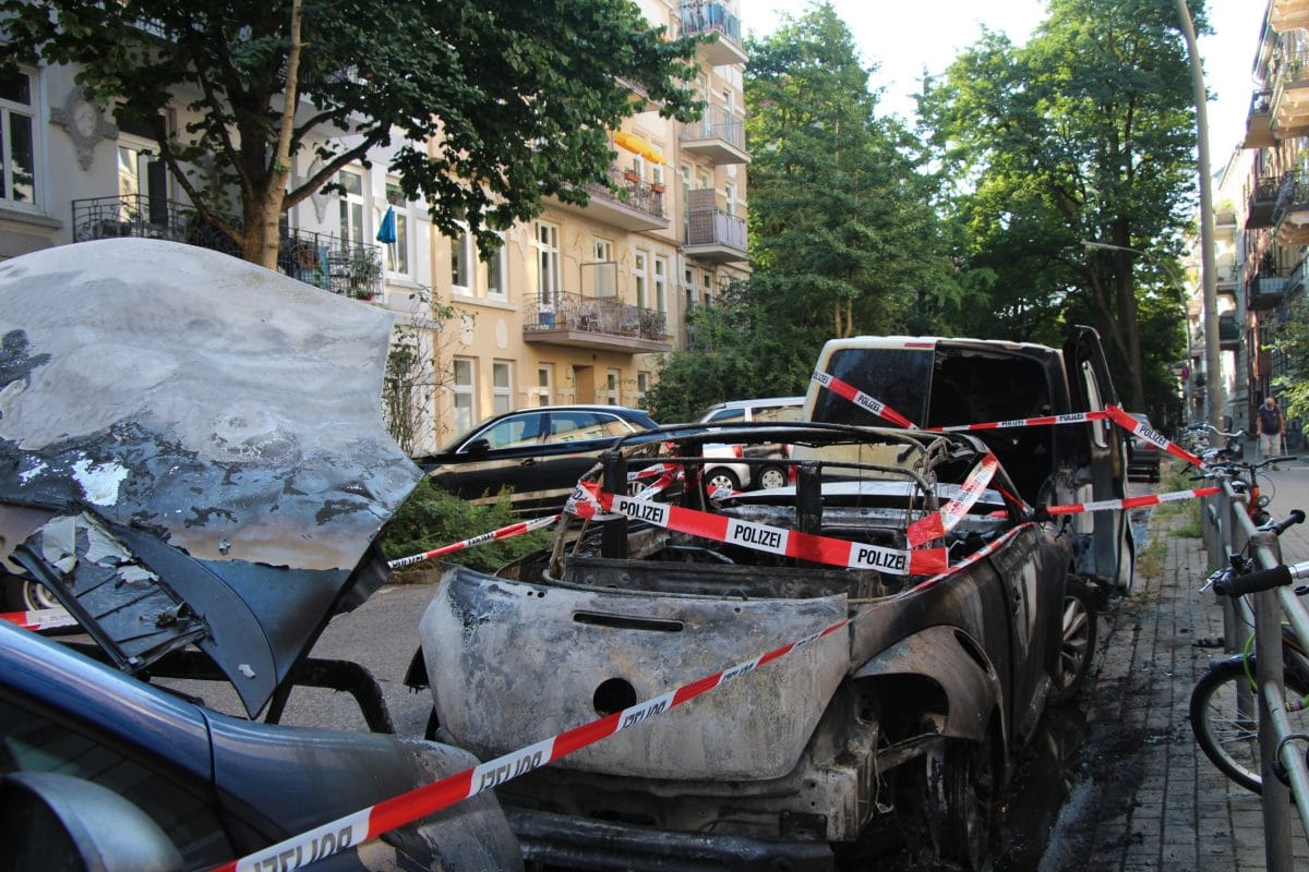Drei Autos wurden durch das Feuer schwer beschädigt.