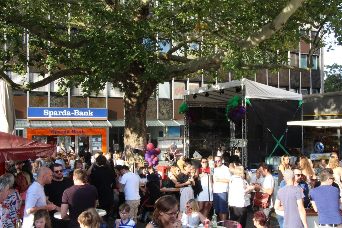Beim letzten Weinfest standen die Menschen dicht an dicht - dieses Jahr fällt es aus.