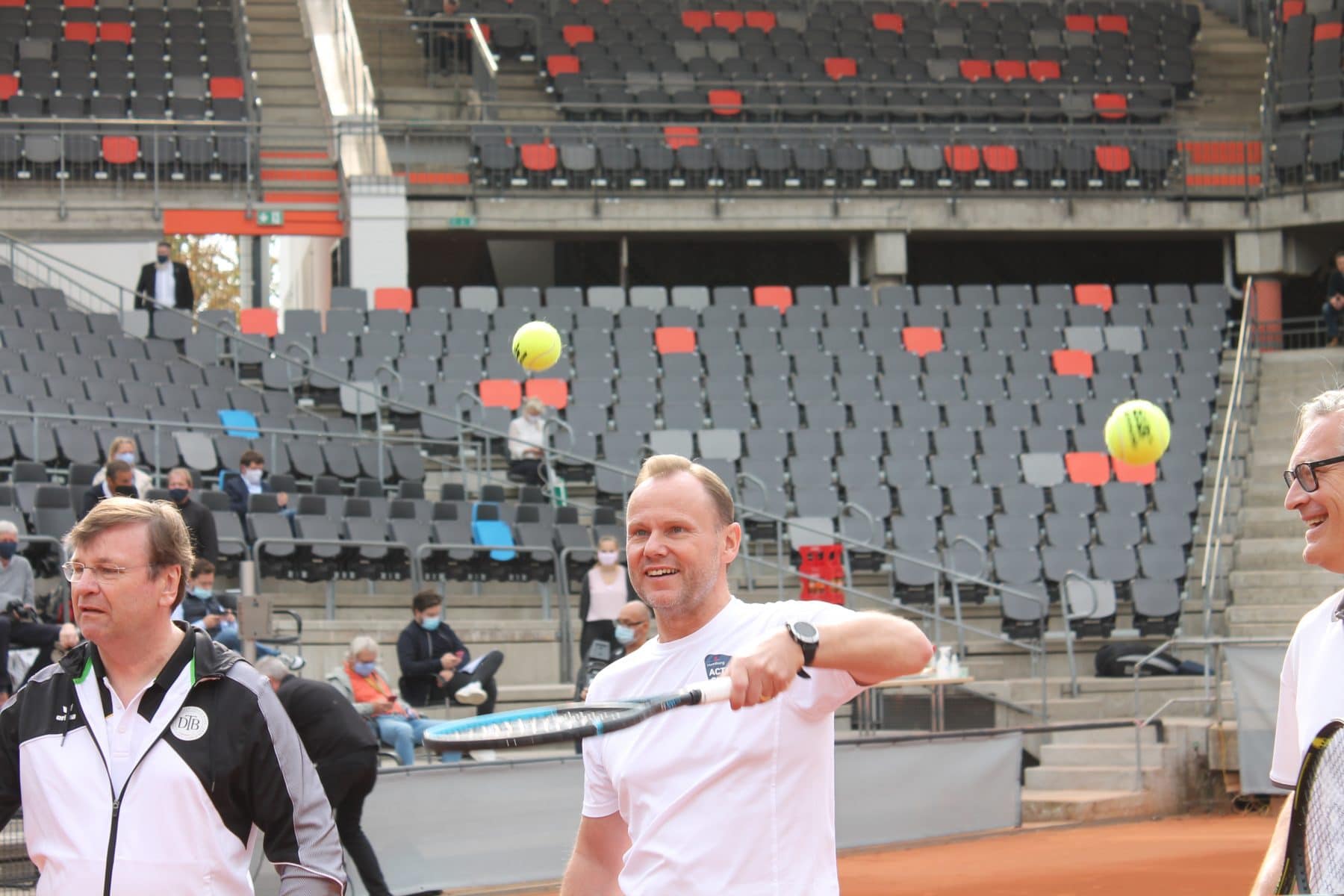Sportsenator Andy Grote hat den ersten Ball im modernisierten Tennisstadion Rothenbaum aufgeschlagen. Foto: Marianne Bruhns